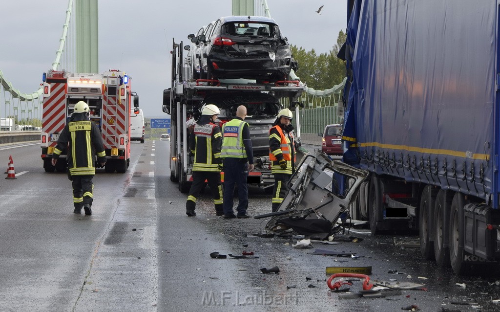 Schwerer LKW VU PKlemm A 4 Rich Olpe auf der Rodenkirchener Bruecke P053.JPG - Miklos Laubert